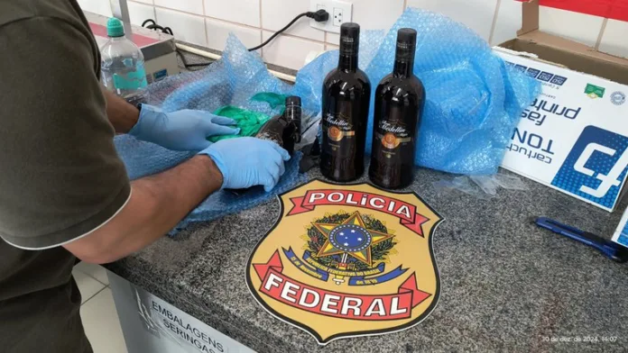 Cocaína na bebida: homem é preso em aeroporto com drogas escondida em garrafas