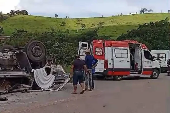 VÍDEO: caminhão tomba e motorista morre preso entre as ferragens em Minas Gerais