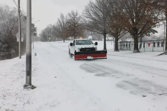 VÍDEO: Pior tempestade de neve nos EUA em uma década cancela mais de 1.300 voos