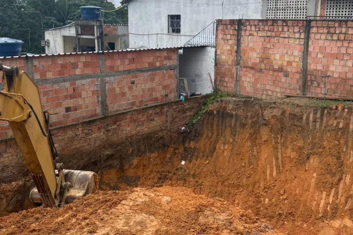 Extração ilegal de minério (Foto: Divulgação/PMAM)