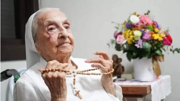 Brasileira de 116 anos se torna pessoa mais velha do mundo, segundo instituto