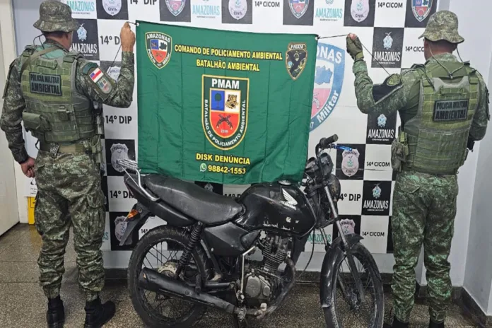 Apreensão de motocicleta (Foto: Divulgação/PMAM)