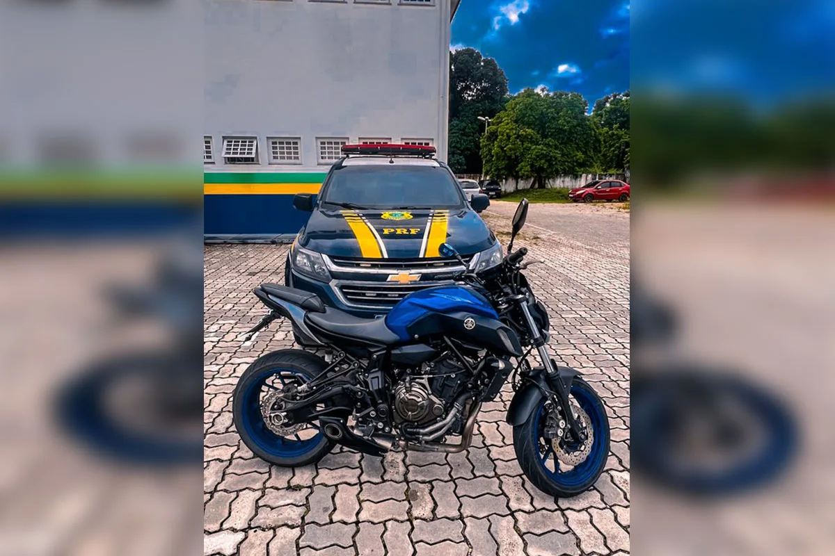 Motocicleta com placa adulterada (Foto: Divulgação/PRF)