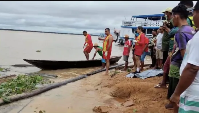 Trabalhadores encontram corpo 'boiando' no porto de Manacapuru