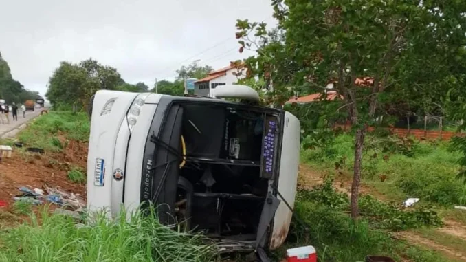 Acidente de ônibus deixa 7 mortos e 15 feridos no Piauí