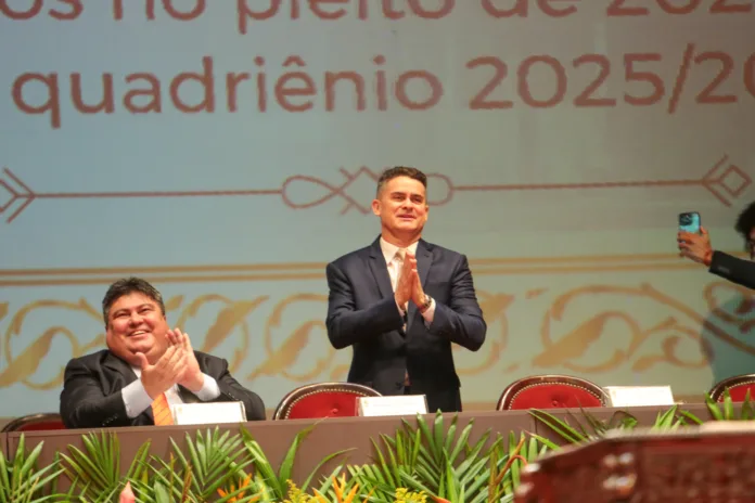 Prefeito de Manaus reeleito, David Almeida tomou posse para o segundo mandato, na quarta-feira, em cerimônia no Teatro Amazonas