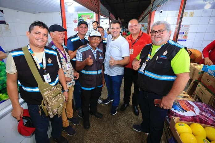 Em um dos seus primeiros atos como prefeito interino, Renato Júnior, realizou uma visita técnica na feira da Manaus Moderna. (Foto: Divulgação/João Viana/Semcom)