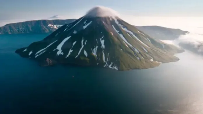 Poderosa erupção do vulcão Zavaritskii, na Ilha Simushir, parte do arquipélago das Ilhas Kuril, causou o resfriamento da Terra