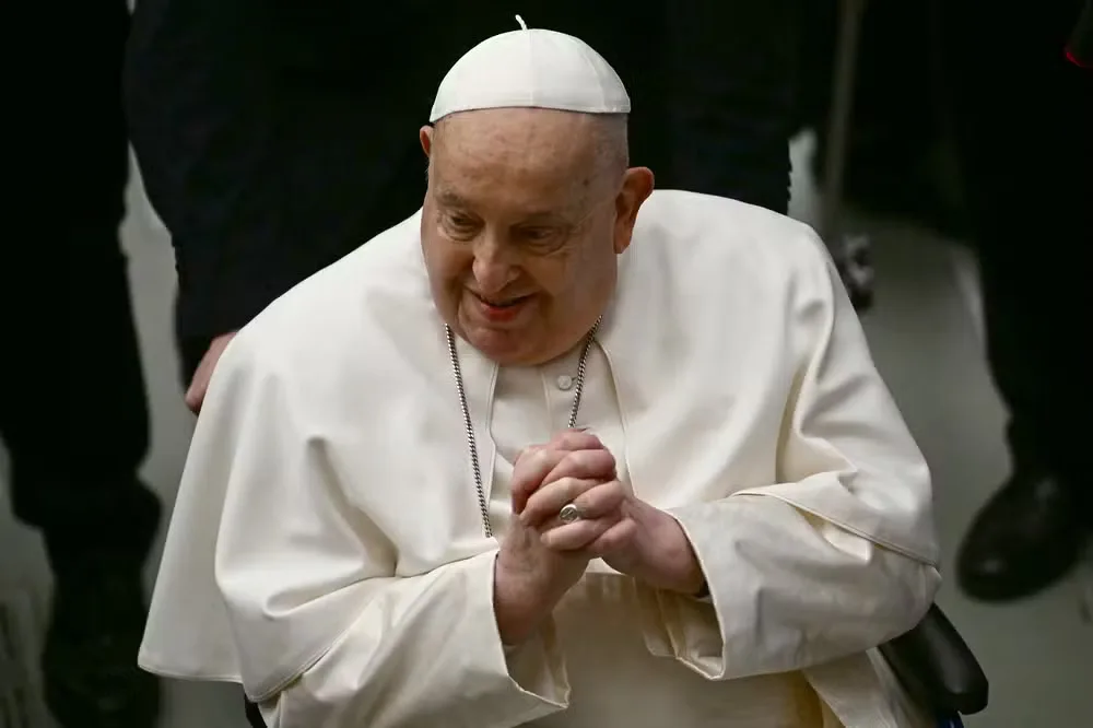 Papa Francisco sai do estado crítico e tem boa noite de sono, diz Vaticano