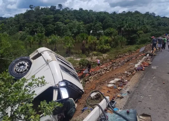 Caminhão com cebolas tomba e despenca em ribanceira na BR-174