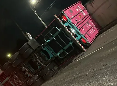 Carreta tomba e deixa trânsito parado na Avenida das Torres