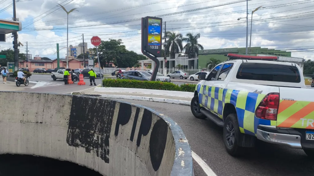 Moradores relatam explosão após carro pegar fogo em avenida de Manaus