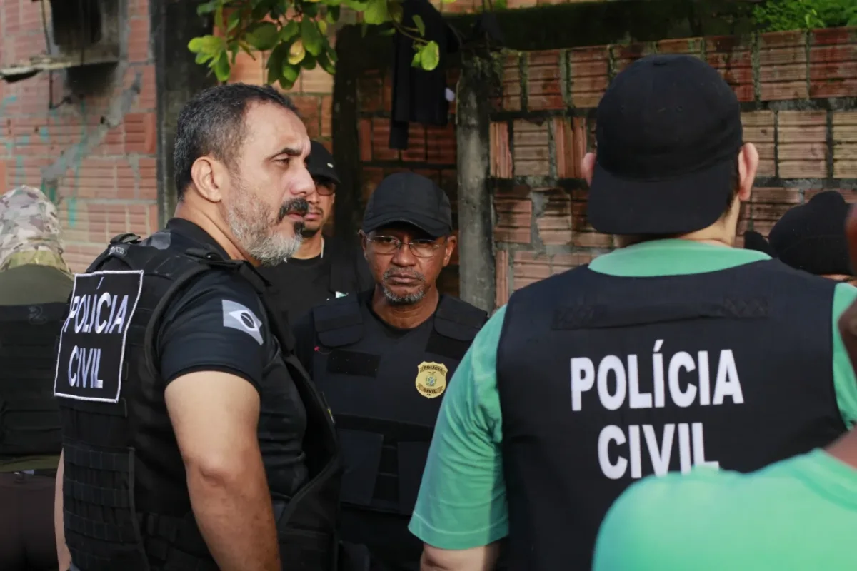 Casal suspeito de envolvimento em roubos de celulares é preso em Manaus