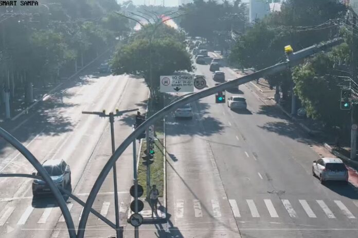 VÍDEO: Veja momento em que avião cai e explode em avenida de São Paulo; 2 pessoas morreram