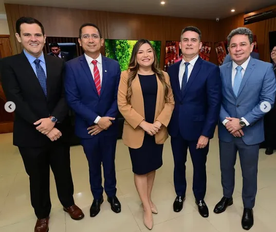 Joana Darc posa com prefeito de Manaus e chama a atenção. 