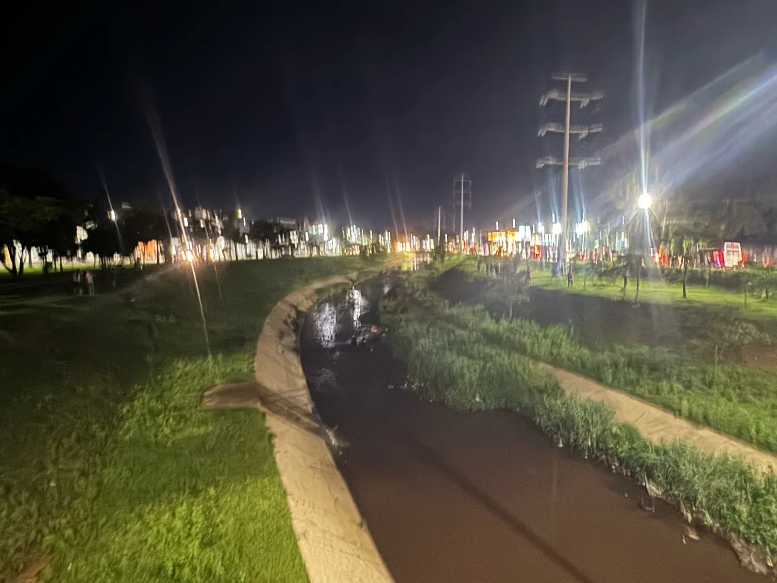 VÍDEO: Carro perde controle e cai dentro de igarapé em avenida de Manaus