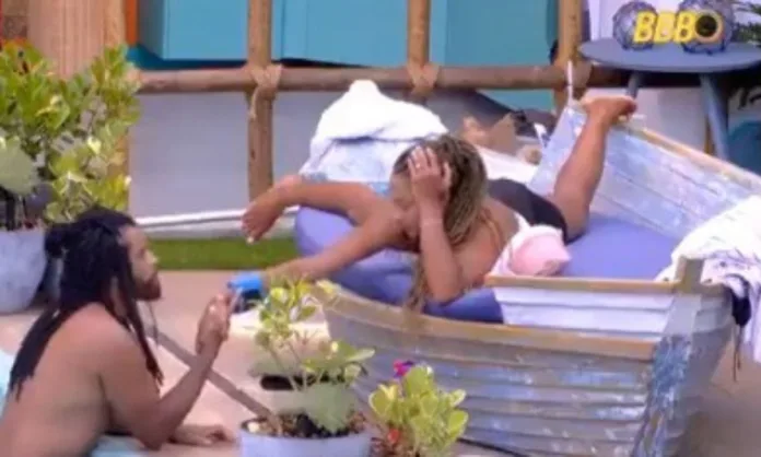 Casal em clima de flerte no bbb25