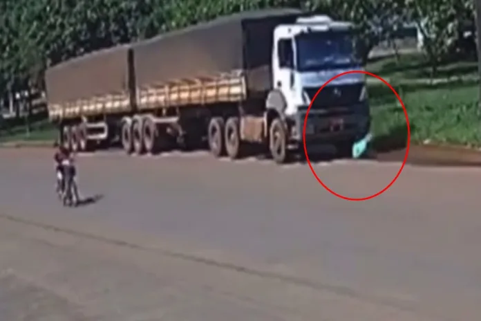 VÍDEO: Idosa é atropelada por carreta em MT, e sobrevive