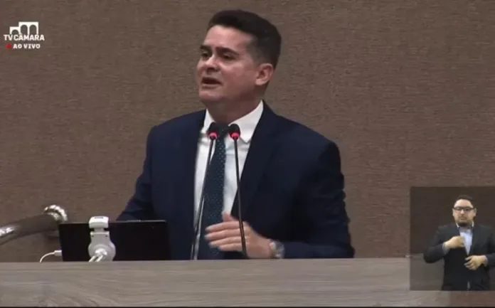 Prefeito David Almeida em discurso na CMM