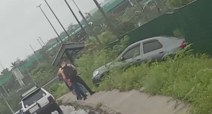 VÍDEO: Carro perde o controle e cai em barranco durante chuva em Manaus