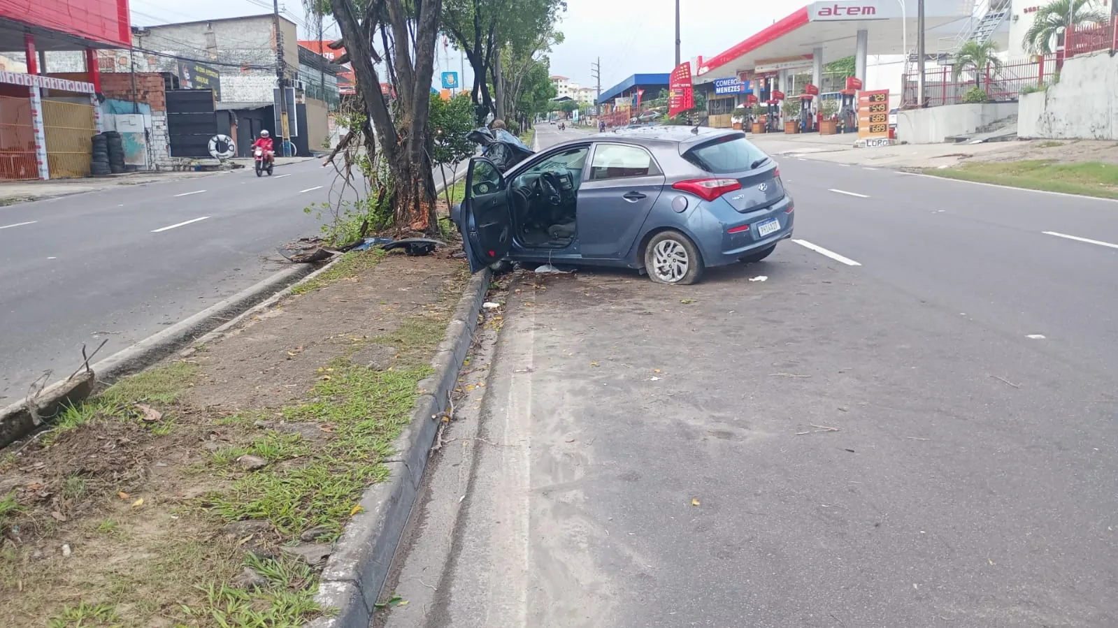 Motorista suspeito de embriaguez colide contra árvore em Manaus