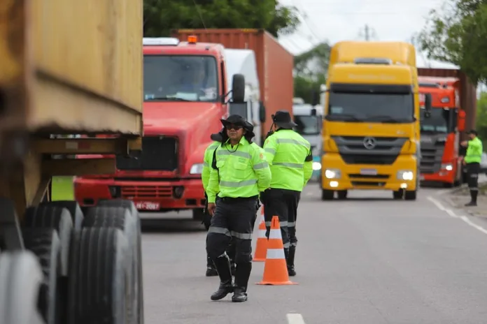 Operação da prefeitura fiscaliza mais de 250 caminhões na zona Sul de Manaus