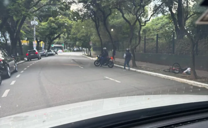 VÍDEO: Ciclista é morto a tiros durante assalto em área nobre de São Paulo