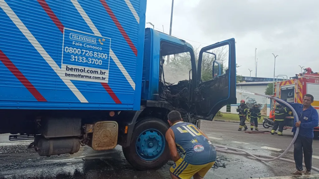 VÍDEO: Caminhão da Bemol pega fogo na rotatória do Coroado 