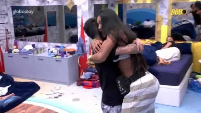 VÍDEO: No BBB 25, Gracyanne volta para a casa enquanto brothers passam por dinâmica inédita