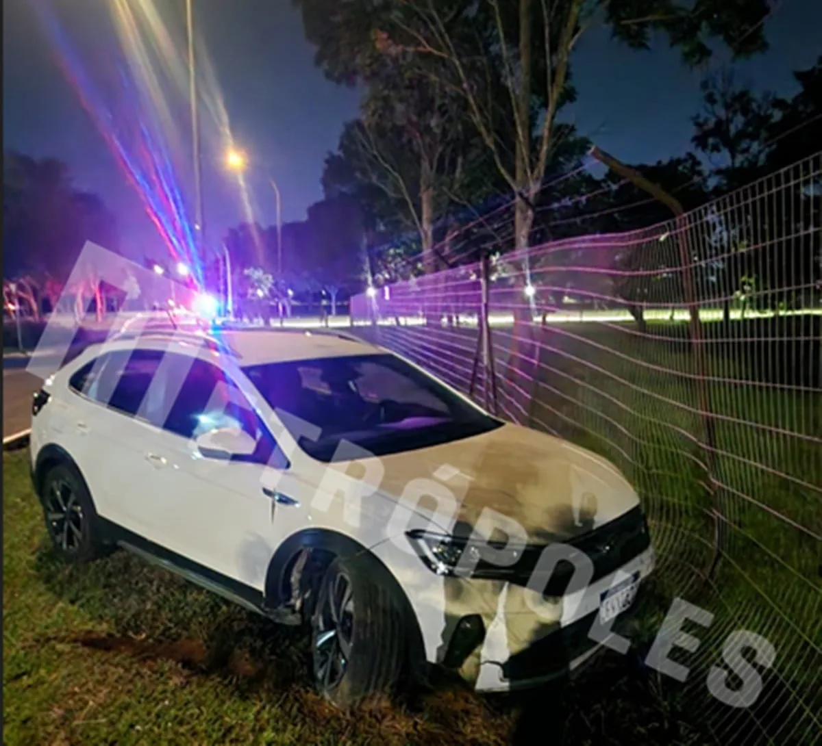 Bêbada perde o controle de carro e bate em cerca de geraldo Alckmin