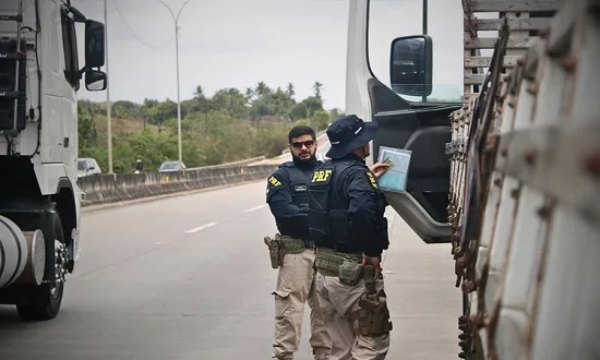 Criança de 12 anos é flagrada dirigindo caminhão