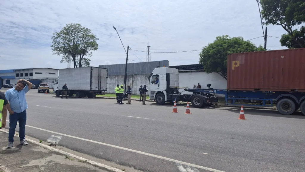 Carretas e caminhões passaram por fiscalização. (FOTO: Arquipo Góes)