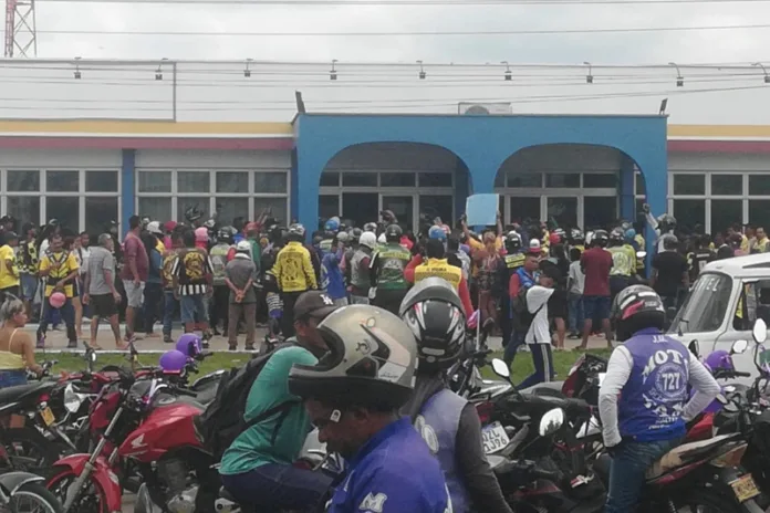 Mototaxista realizaram protesto em frente à Câmara Municipal de Tabatinga (Foto: Reprodução)