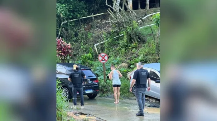 Suspeita foi capturada no Morro do Matadouro, em Itajaí (FOTO: Divulgação/ Polícia Civil)