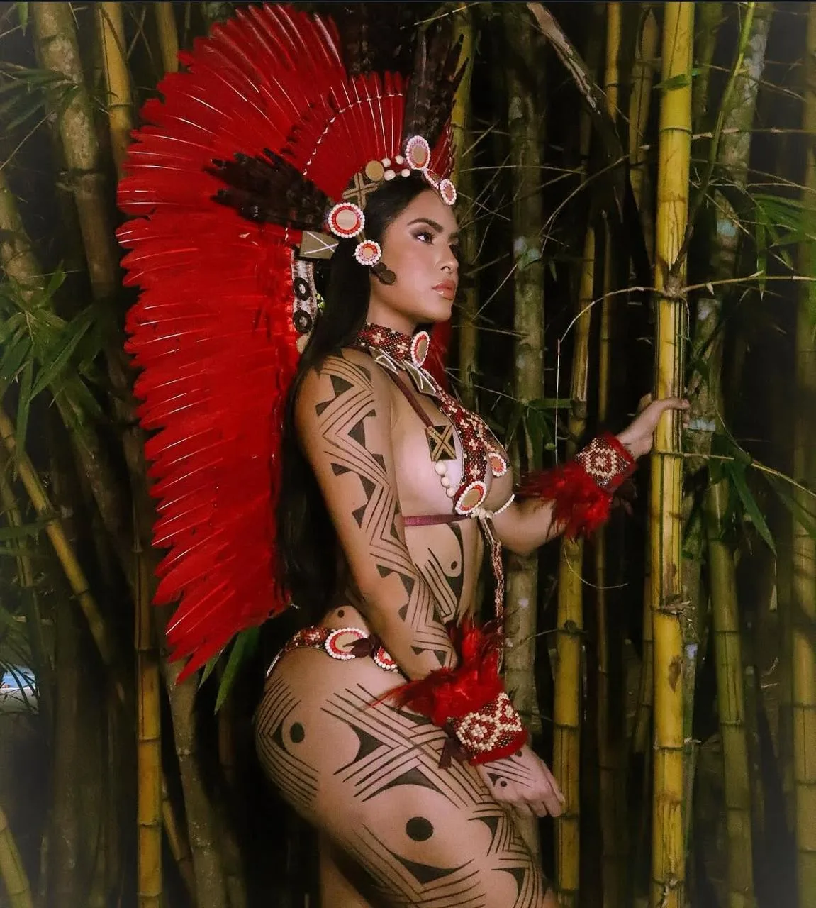 Isabelle Nogueira brilha em estreia em carnaval de SP com fantasia com grafismo