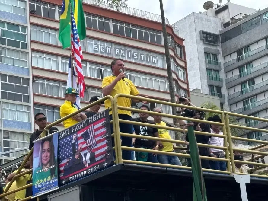 Faixa "Sem Anisita"logo atrá de Jair Bolsonaro, durante ato em Copacabana