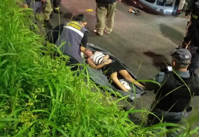 Jovem morre ao ter pescoço quebrado durante acidente em Manaus; ela estava no teto solar do carro