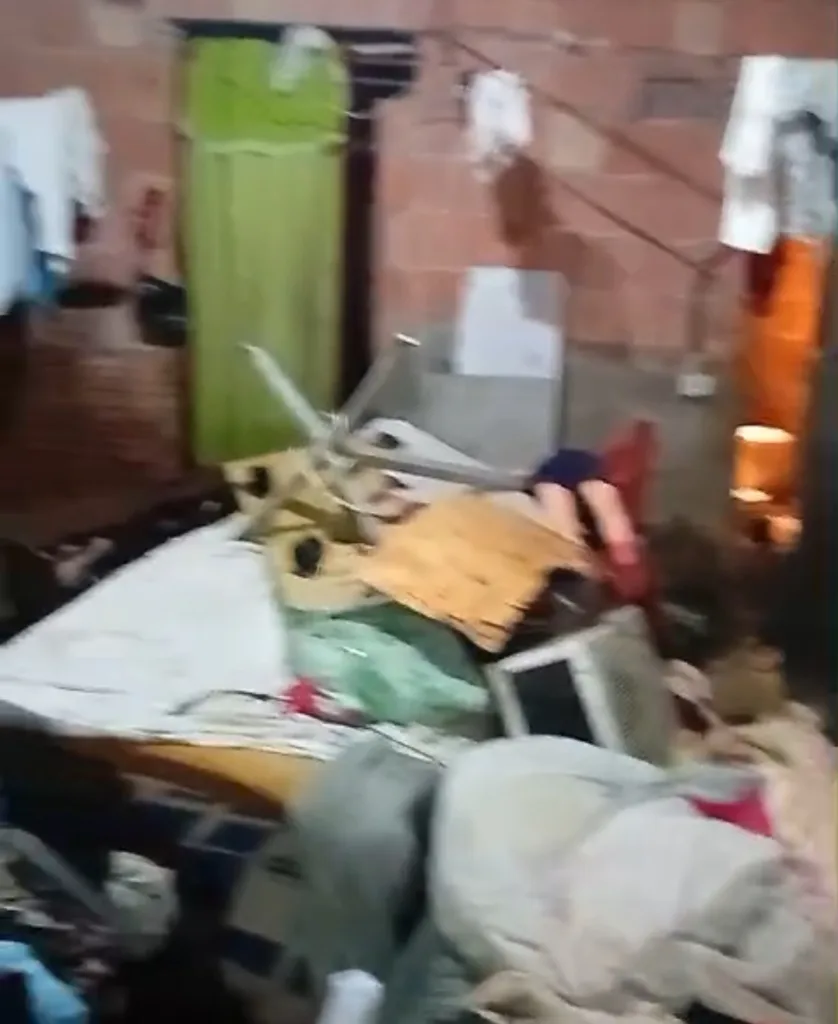 Moradora mostra rastro de destruição em casa após temporal em Manaus