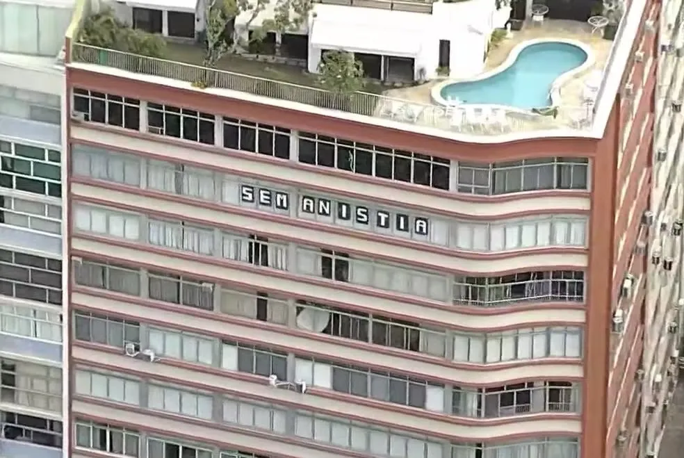 Janela com faixa "sem anistia" viraliza durante ato de Bolsonaro em Copacabana