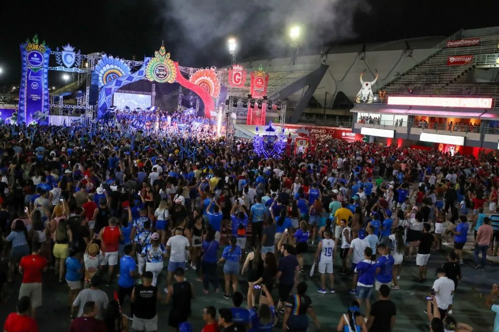 Imagem: Caprichoso e Garantido no Sambódromo de Manaus. 