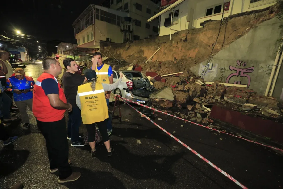 Vítimas recebem assistência após desabamento de muro na Praça 14, em Manaus