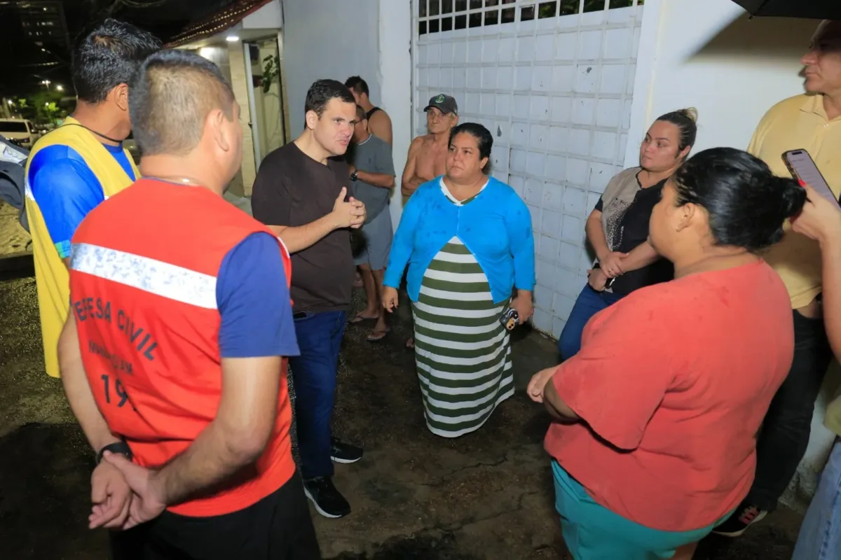 Vítimas recebem assistência após desabamento de muro na Praça 14, em Manaus