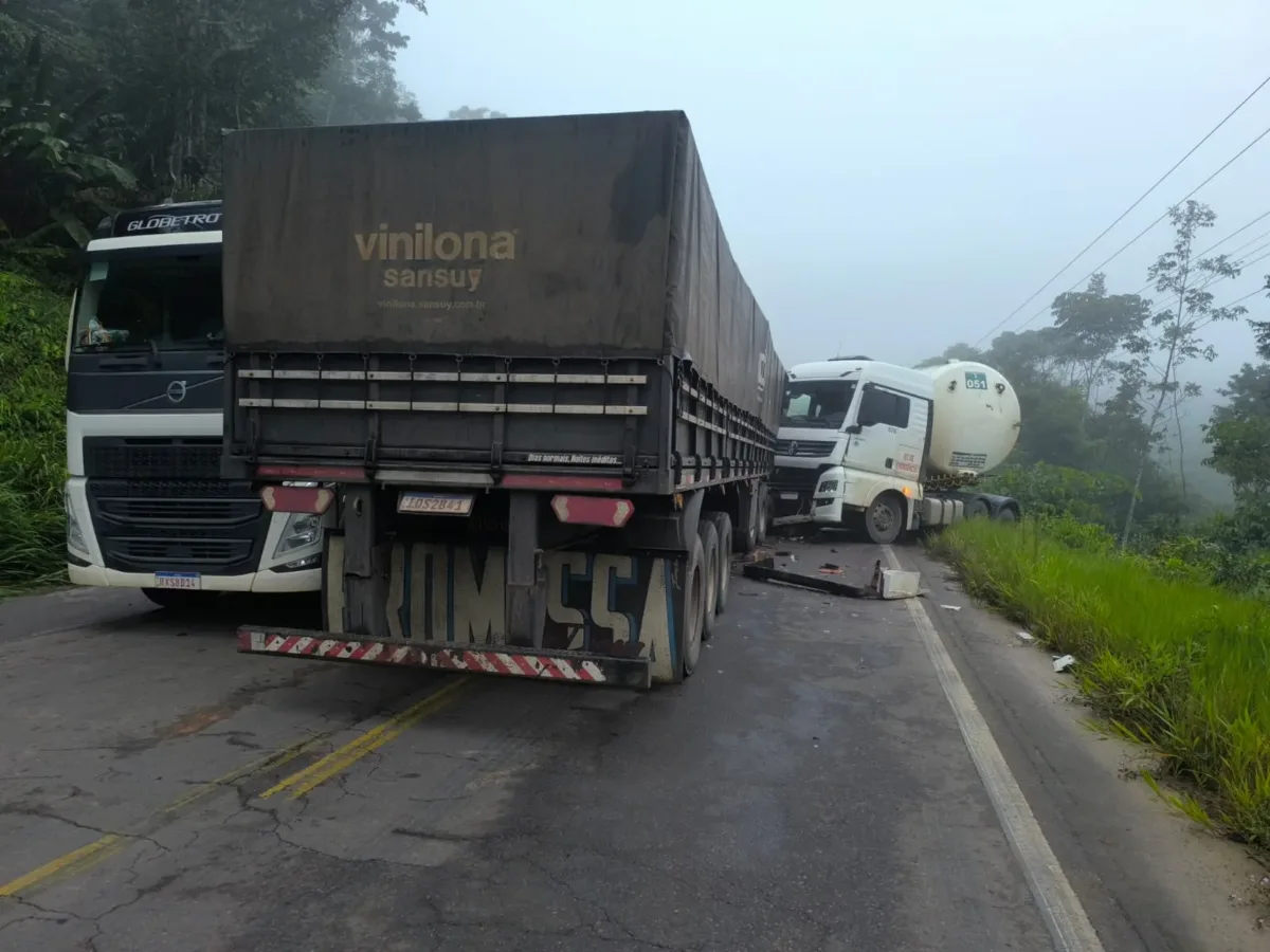 Acidente entre carretas deixa trecho da BR-174 interditado