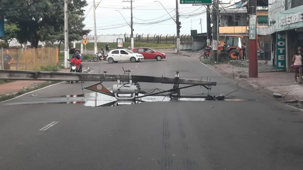 Carro perde controle, derruba poste e deixa bairros sem energia em Manaus