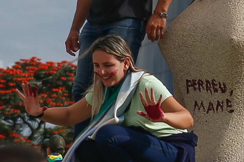 Bolsonaro pede orações por mulher que pichou “Perdeu, mané” em estátua - Debora Rodrigues