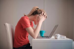Mulheres são maior número entre afastamentos do trabalho por ansiedade e depressão.