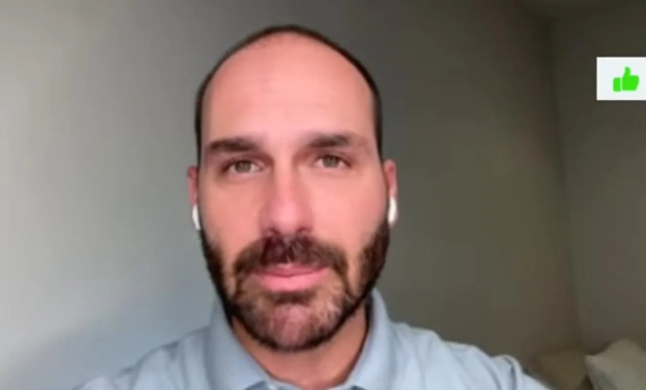 Eduardo Bolsonaro revela que dorme em colchão inflável e mostra onde vive nos EUA