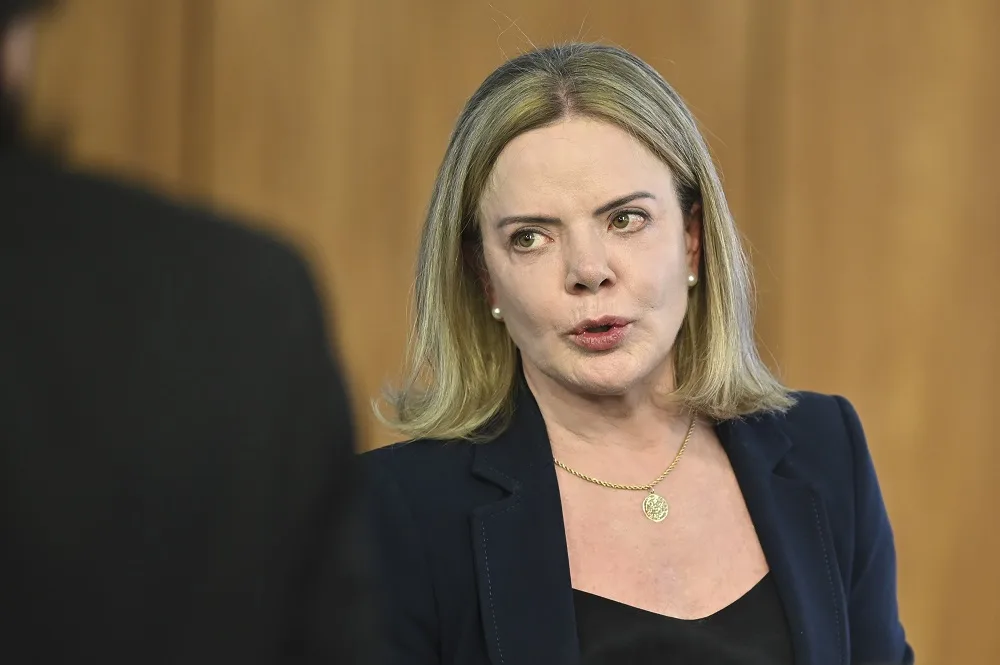 Gleisi dispara contra Bolsonaro: “Acuado pelas gravíssimas acusações”