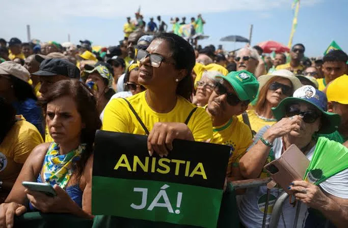 Manifestantes reunidos em defesa da anistia do 8 de janeiro de 2023 na praia de Copacabana, RJ, 16 de março de 2025