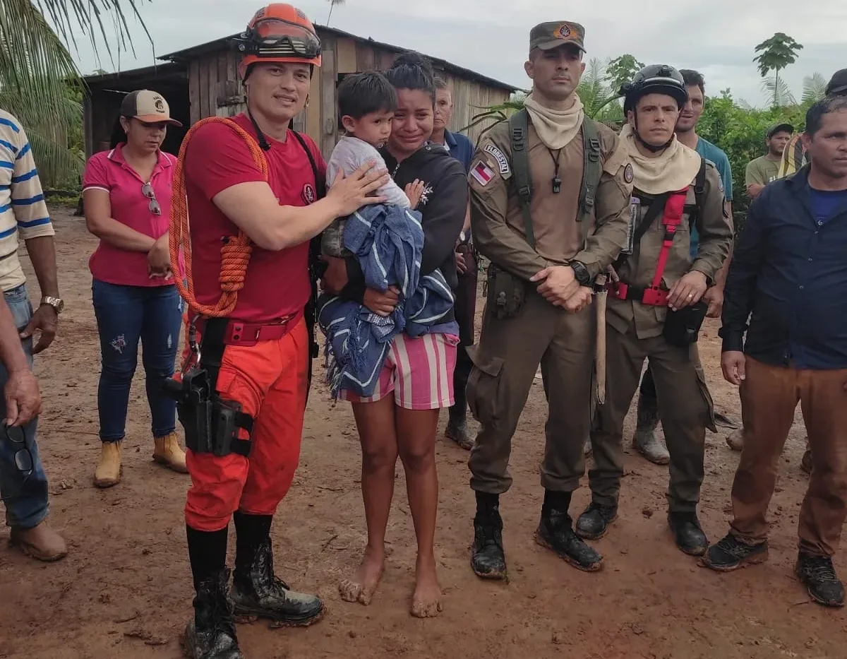 Protegida por cães, criança de 2 anos desaparecida na BR-319 é encontrada no Amazonas
